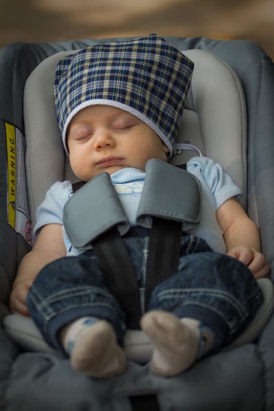 A baba autósülések alszik